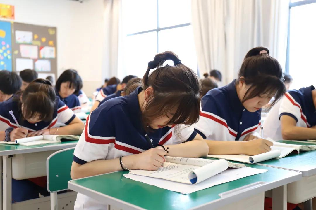 閫傚悎灏忓鐢熷湪瀛︽牎绌跨殑澶忚,鏍″洯澶忚鏂版