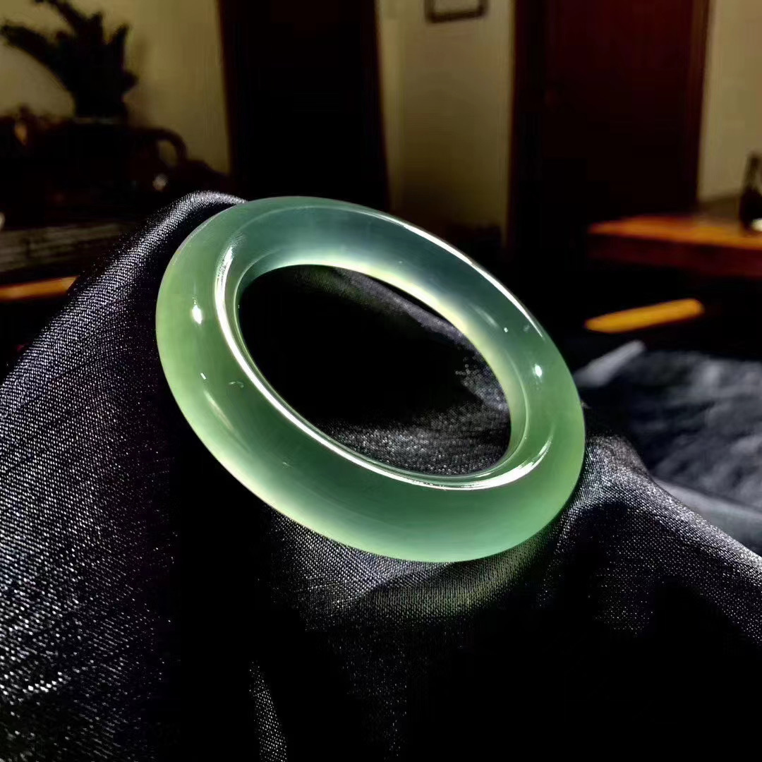 复古风再次刮起来，翡翠首饰造型富有立体感，代表国风首饰的特色