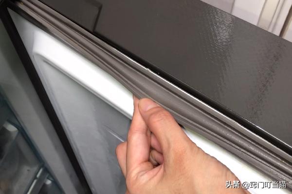 冰箱胶边上的霉斑怎么去除,冰箱封条已有黑色霉斑怎么去除