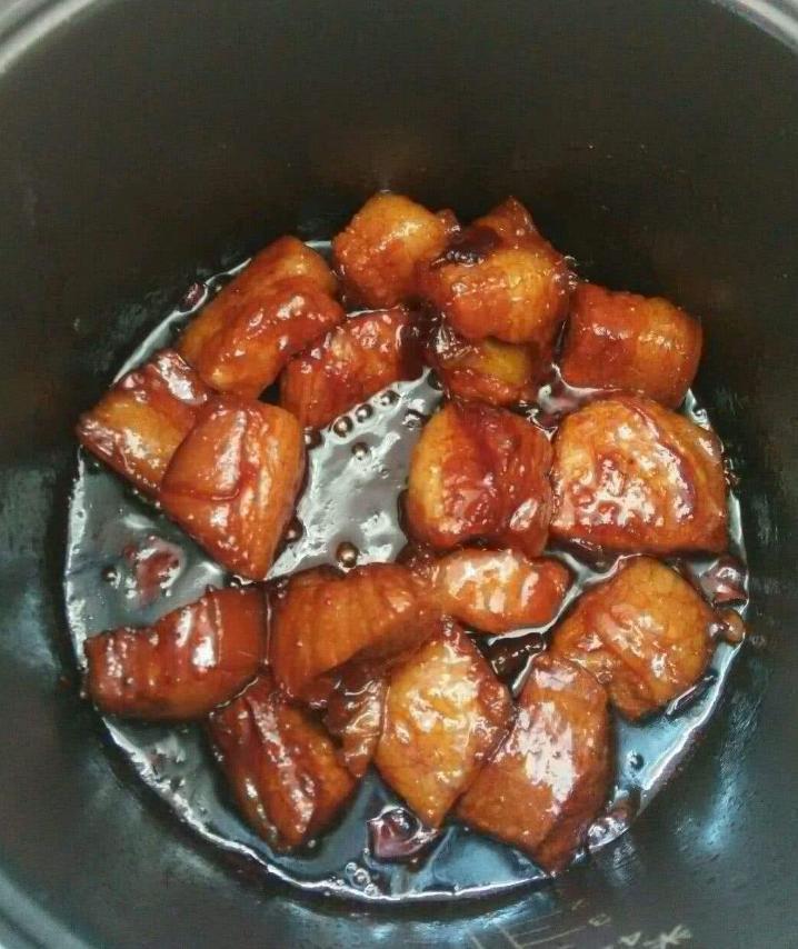 红烧肉的冰糖能用白糖代替么,红烧肉应该放桂皮还是八角