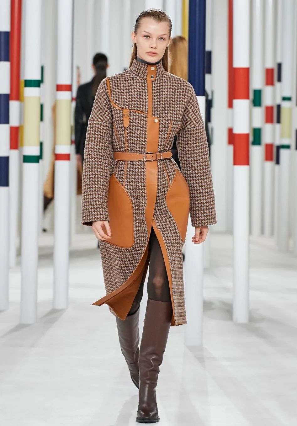 墨绿色格纹大衣怎样搭配好看,短款格纹毛呢大衣的搭配方法