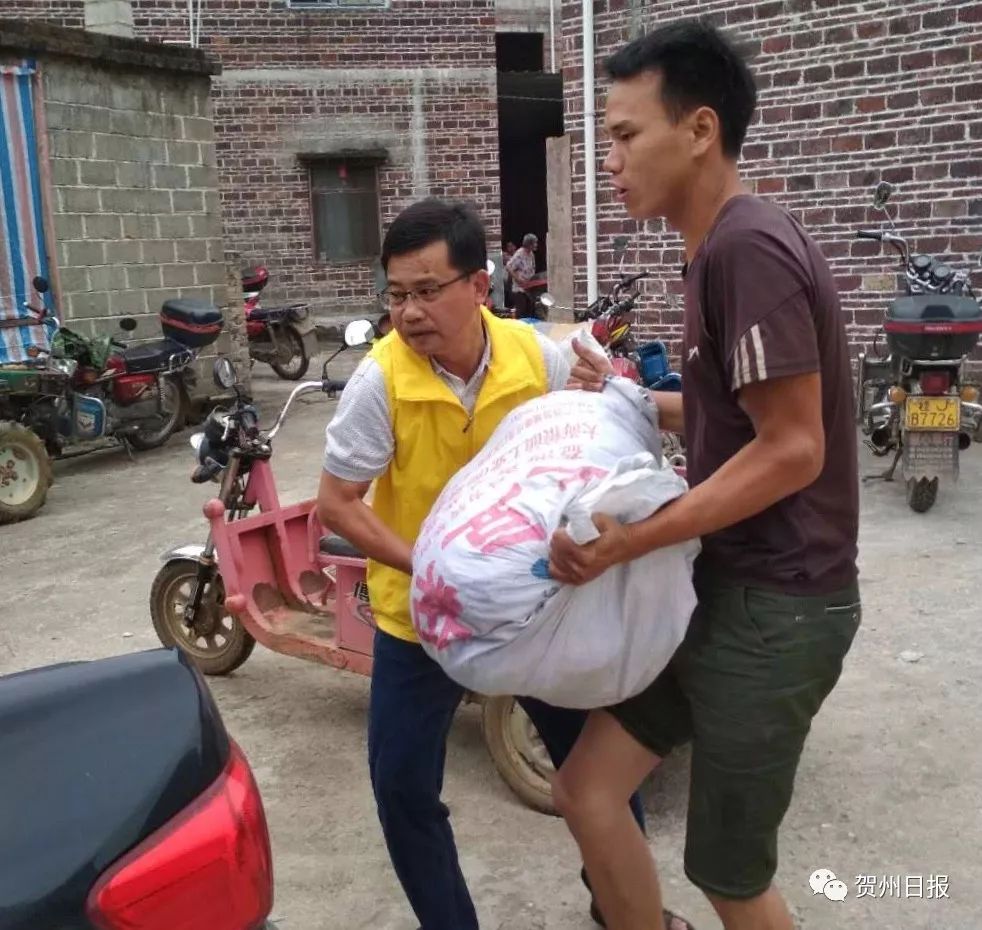 摔成中度脑震荡，醒来依然惦记着贫困户...
