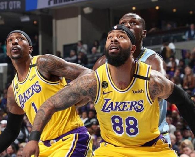 湖人3连胜期间41投30中,湖人下半场一开始连中3记3分