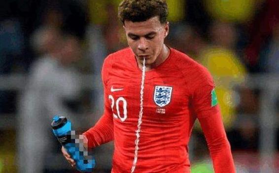 足球运动员为什么用碳酸饮料漱口,足球运动员喝水吐出来的原因揭秘