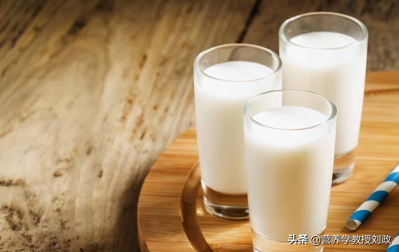53岁每天喝一袋纯牛奶好吗 (健康科普中老年要不要每天喝牛奶)