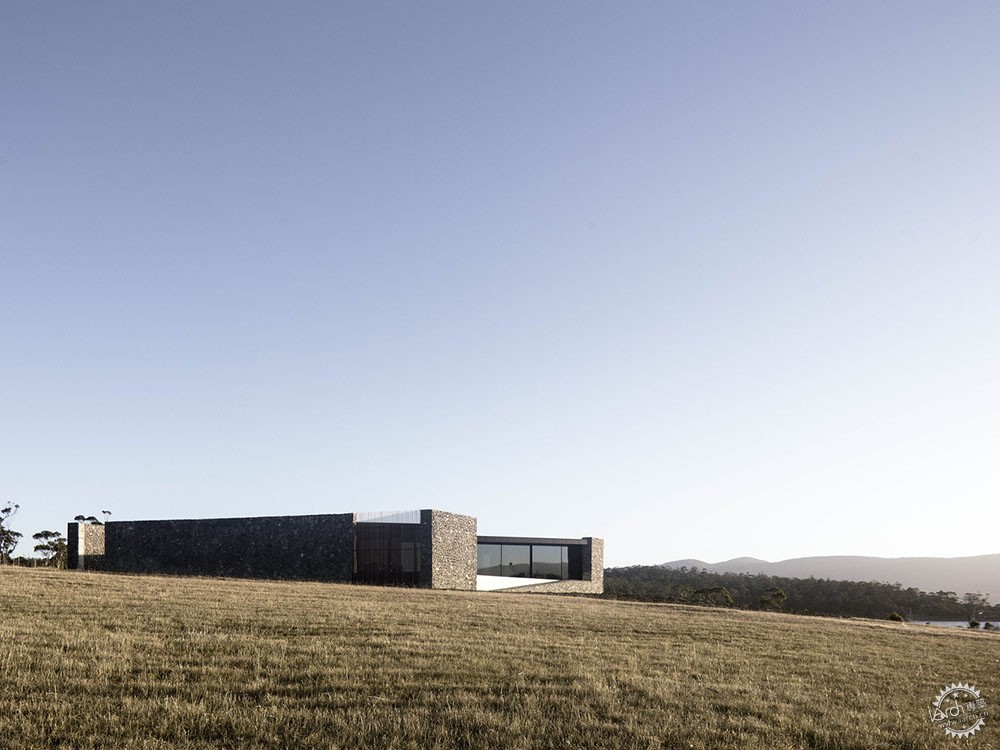 高高的石墙,带石墙的房子效果图