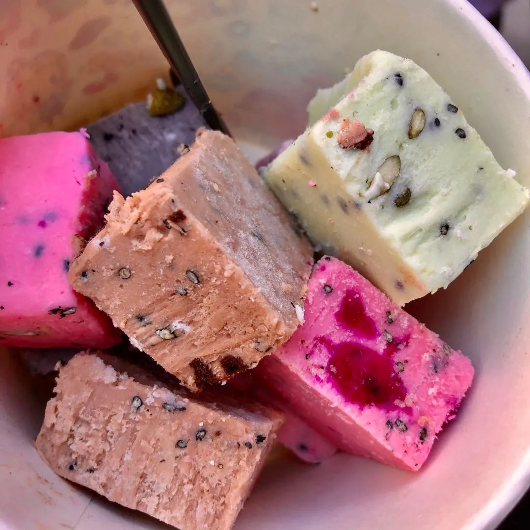 这家网红店的炒酸奶太好吃了,炒酸奶水果捞这家店挺正宗的