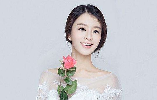 45岁女人脸上长黑斑是什么原因,女生脸上长黑斑是什么原因引起的