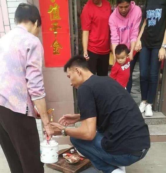 男篮一哥易建联，低调回乡祭拜，凡事亲力亲为并嘱咐乡里远离采访