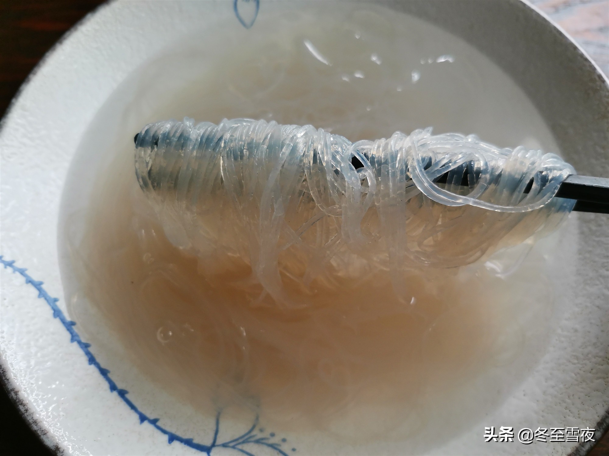 粉丝用凉水泡还是用热水泡,粉丝用开水烫还是用冷水烫