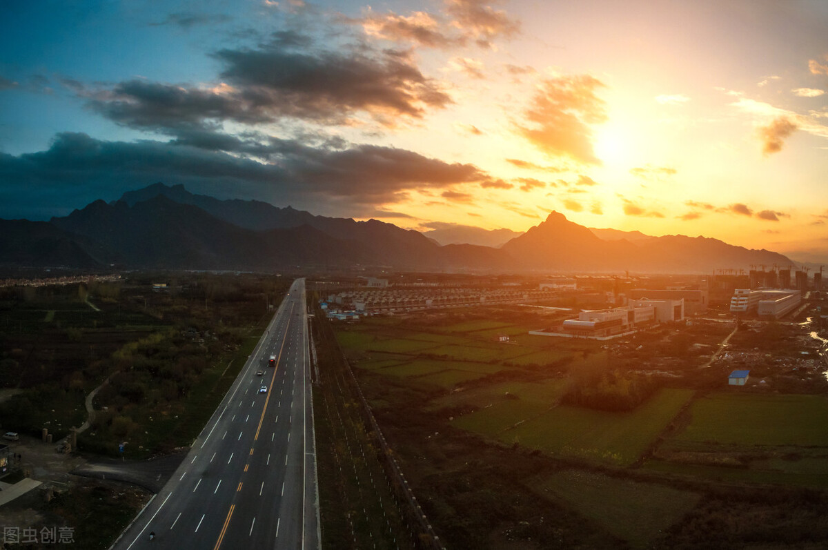 繁忙的公交停车场,繁忙的重庆火车站