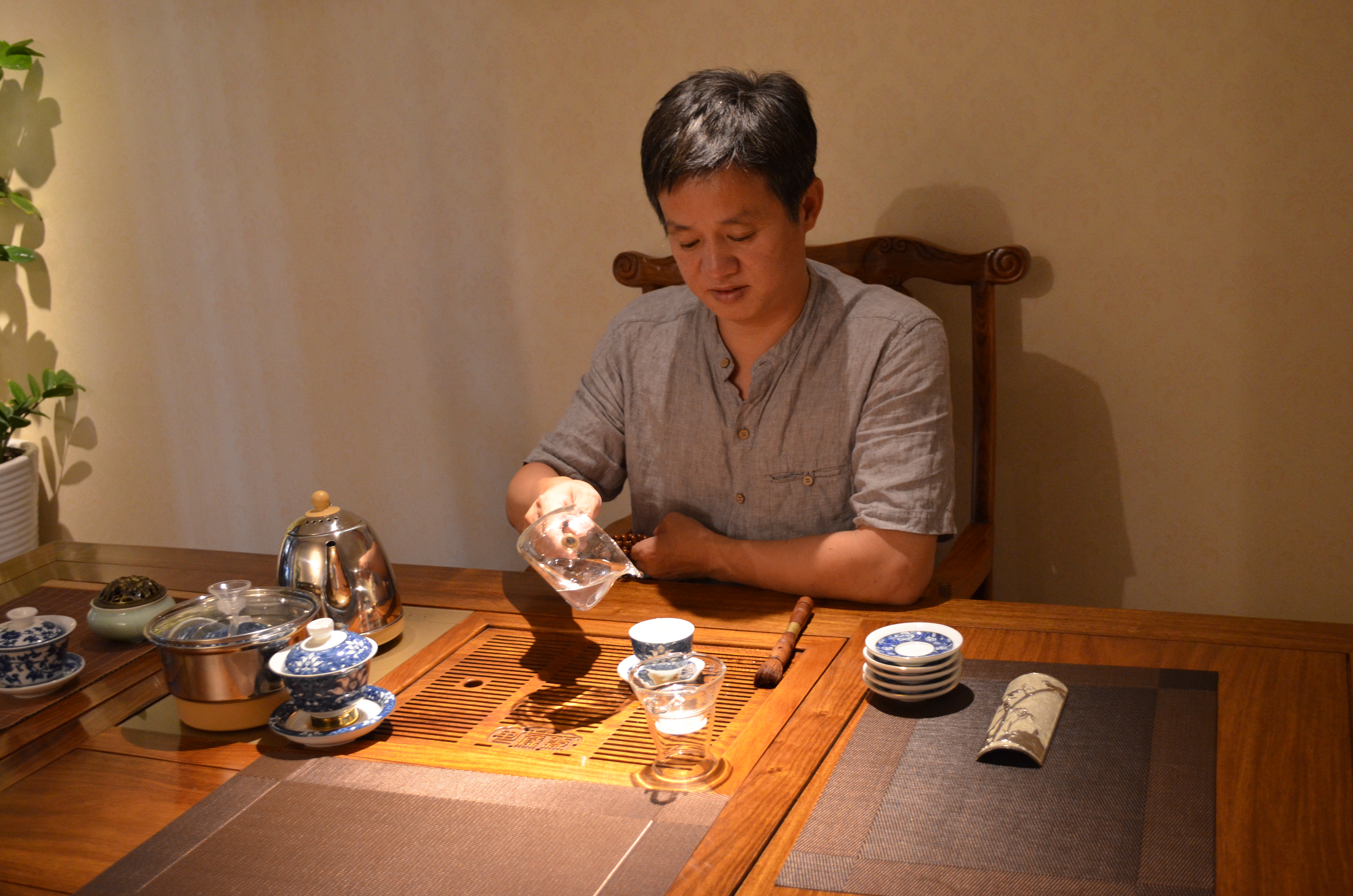 来一壶茶沉淀一天的劳累和心情,来一壶茶品味人生