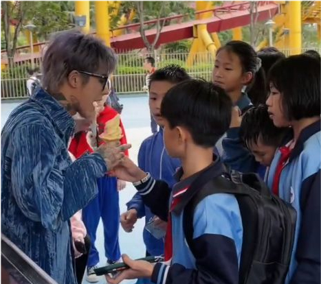 殷世航长隆偶遇小学生,路人视角殷世航跟小朋友