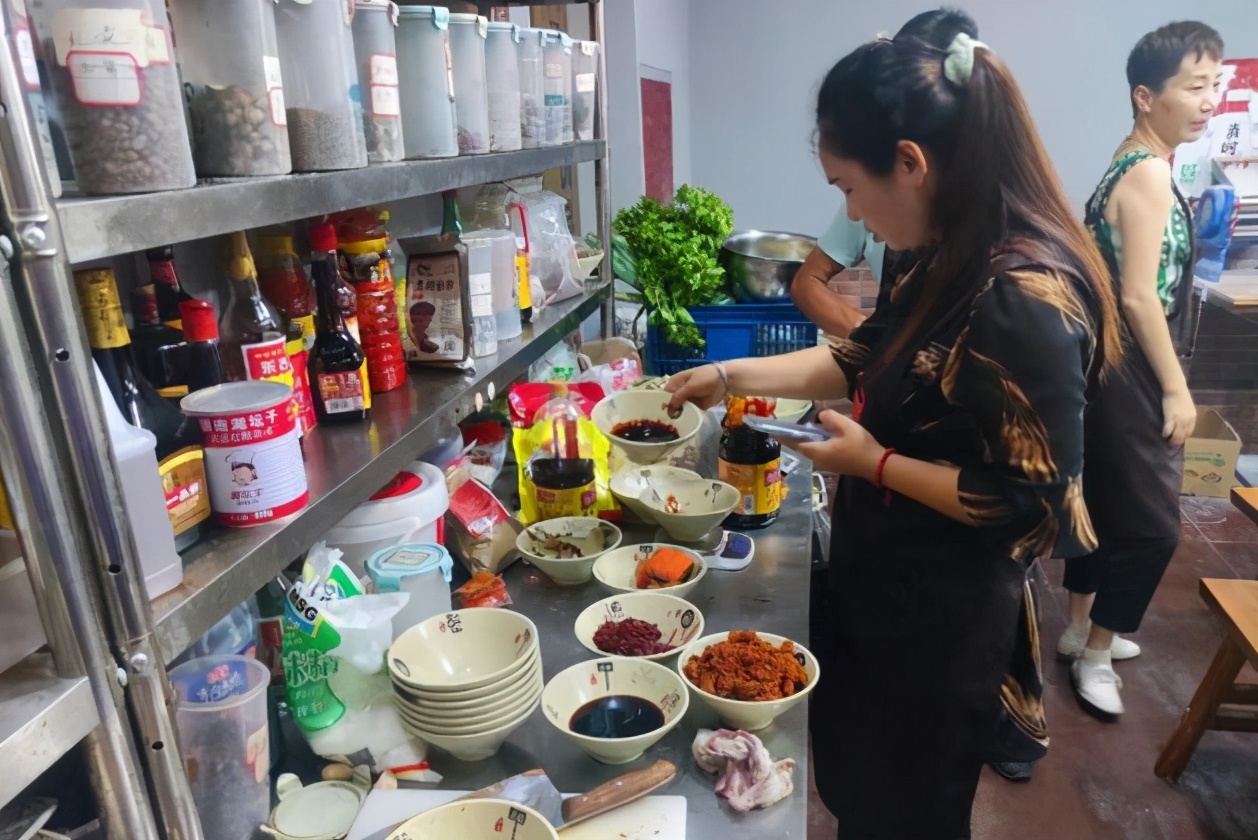小夫妻创业开奶茶店,开一家牛肉汤店利润怎么样