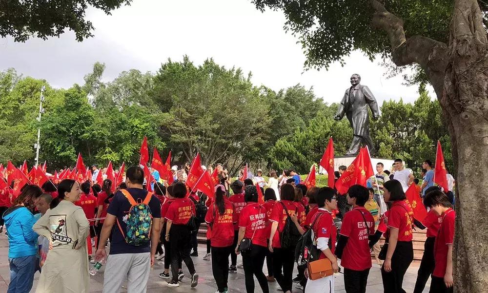巨邦清明献花丨人间四月无心芳菲，上山看总设计师改革大步豪迈