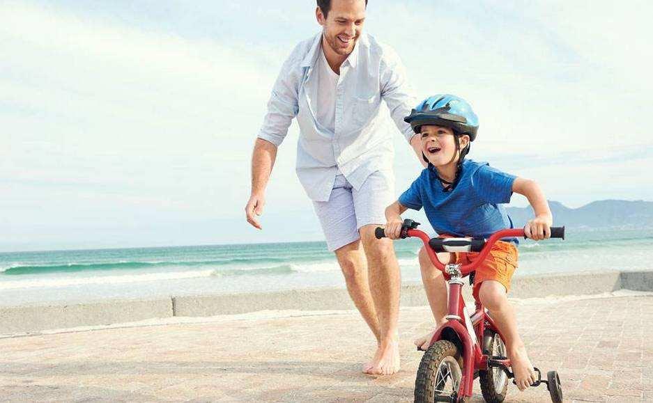 孩子晚上不睡觉怎么办如何教育,家长如何保证孩子的睡眠时间