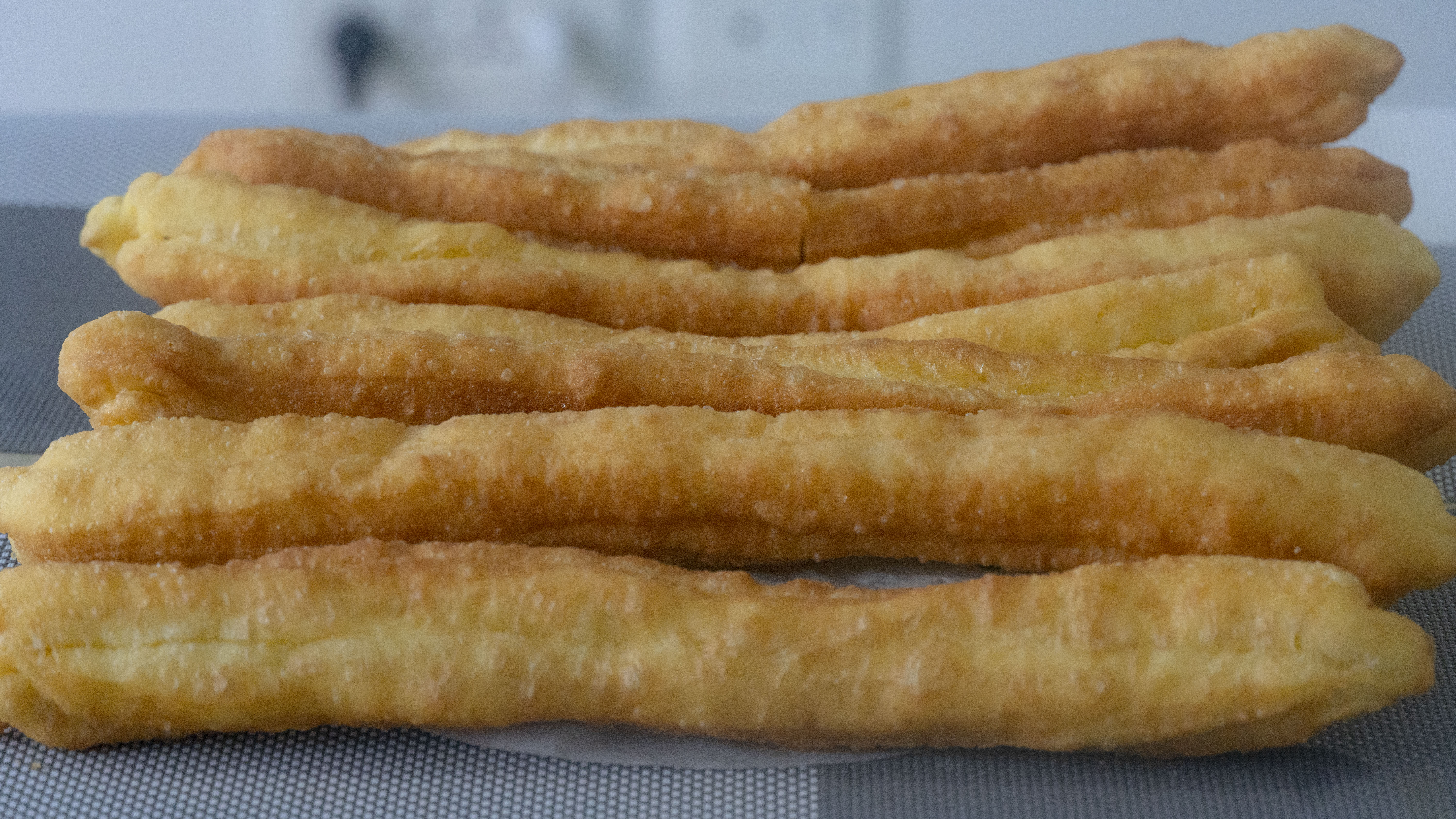 蓬松酥脆空心大油条,油条怎么做酥脆松软空心无泡打粉