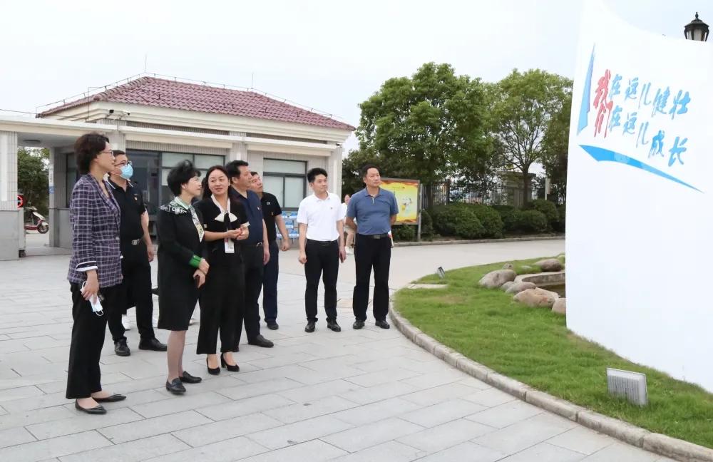 江苏省教育厅副厅长顾月华来盐城一小学指导双减工作