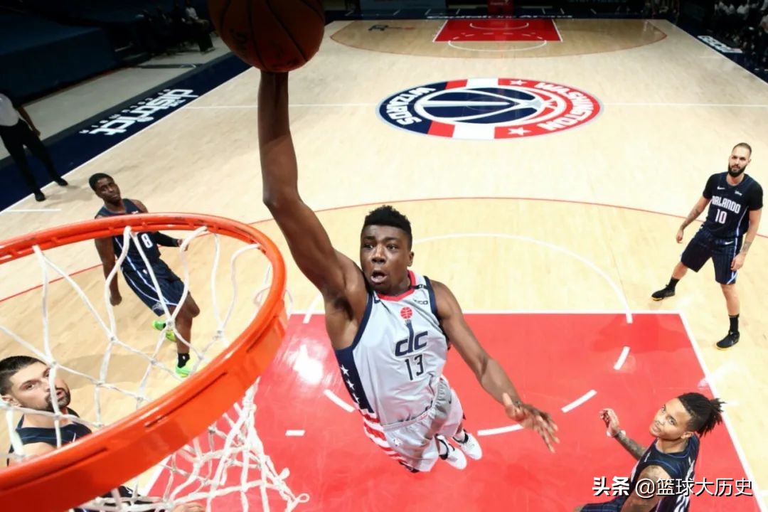 有毒啊！又报销一个！脚踝90度扭伤，十字韧带撕裂，奇才太惨了