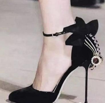 鞋子后面磨脚怎么办我有小妙招,运动鞋子磨脚后跟怎么处理妙招