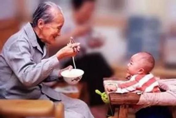 老人别再给宝宝这样喂辅食，若发现这些情况，妈妈要及时沟通