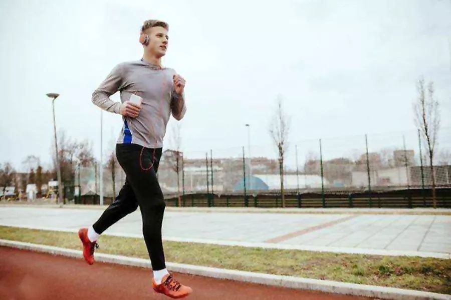 过度运动的症状和表现,身体出现不适该不该立即停止运动