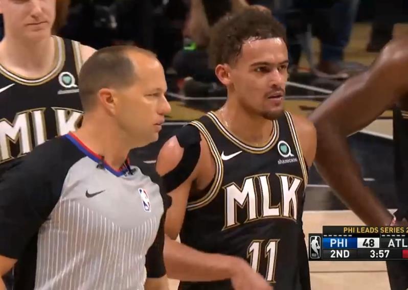 争议+胆大！老鹰巨星又对裁判做“睁眼”手势，毫无悬念领到技犯