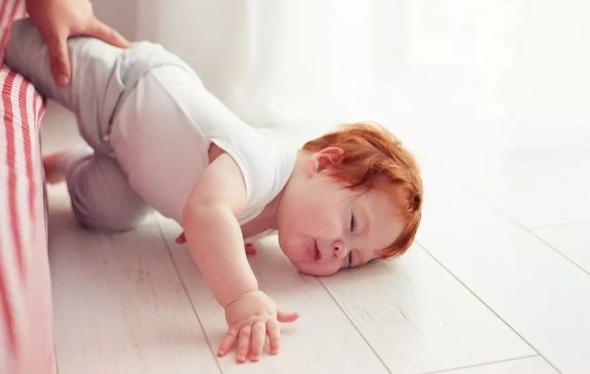 孩子摔下床哭了一声就自己爬起来,孩子从床上摔下来哭了有事吗