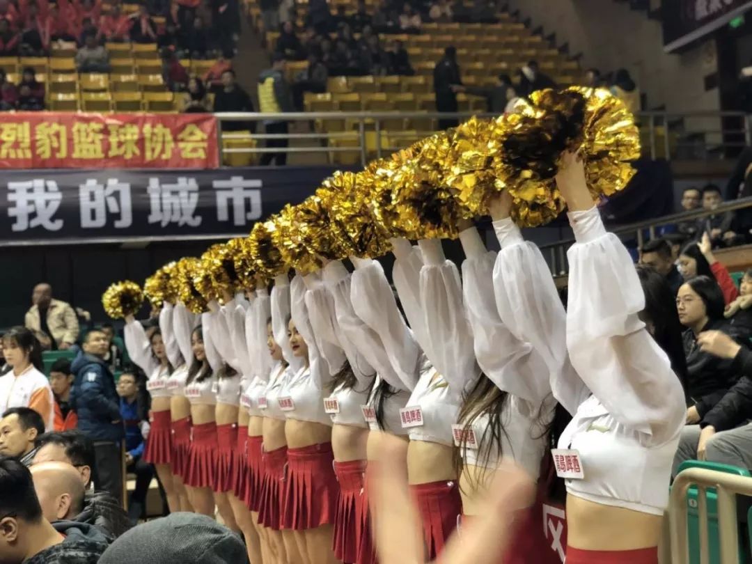 都是史上第一位男啦啦队成员，中*男美**队员各自想表达什么？