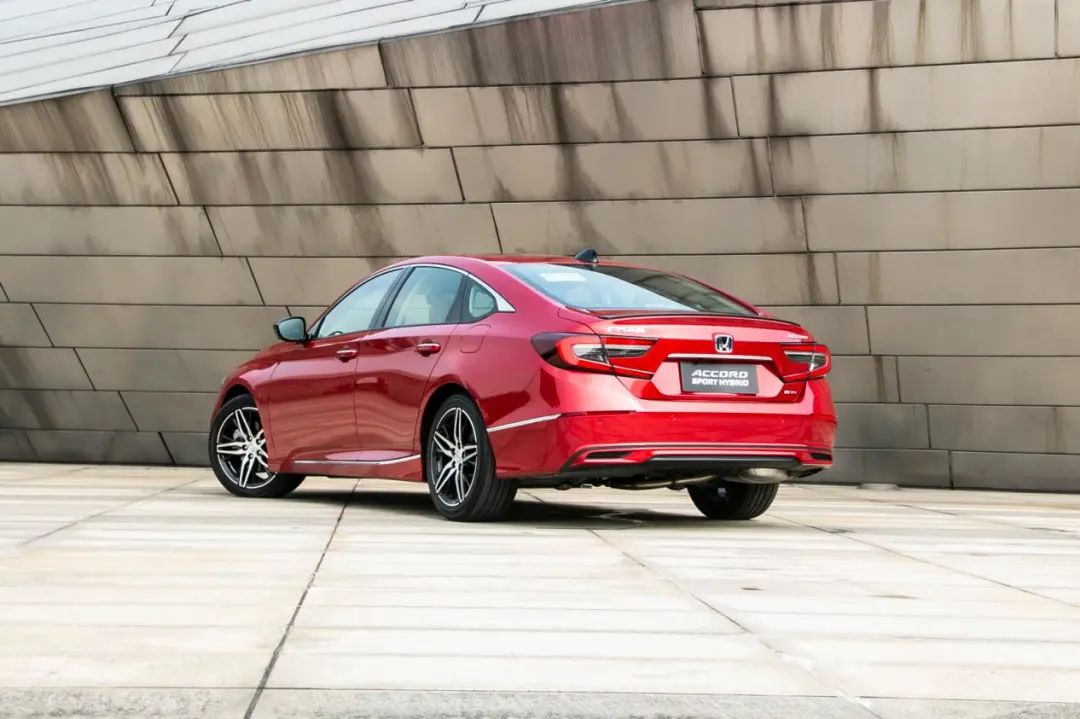 车长超4米9，3毛一公里香到爆，最火合资B级车出新款，开过都说好