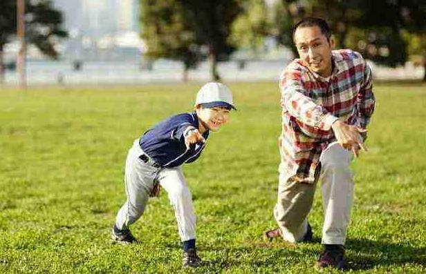 又火了一个不靠谱爸爸：用3岁女儿挡雨，真是“父爱如山体滑坡”