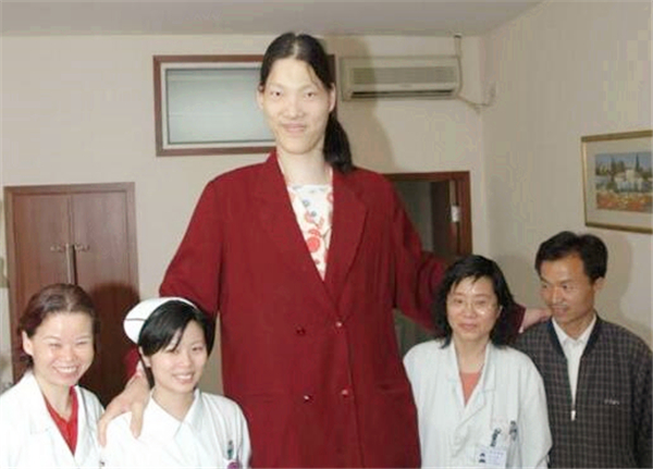 2.3米女巨人为什么去世,2米女巨人去世