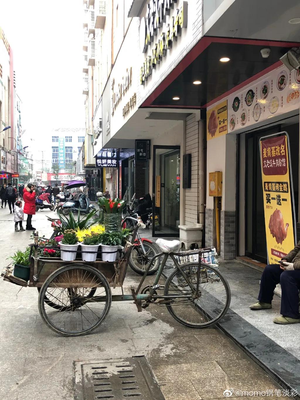 90后小姐姐在家里画画,90后小姐姐画画图片