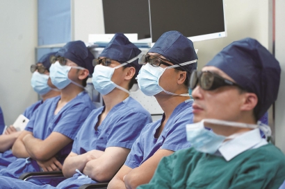 纤长“手臂”灵巧翻转轻松切病灶