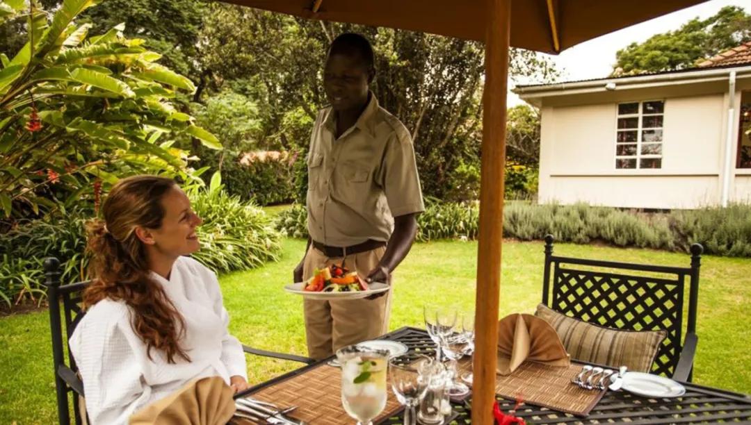 世间稀有的白色长颈鹿母子，在非洲被残忍猎杀，发现时只剩骨骼