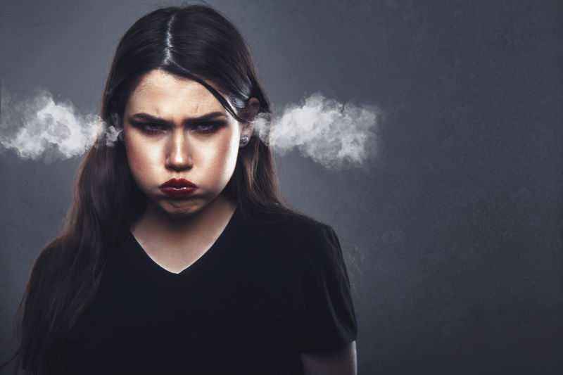 上粉底脸上搓泥是怎么回事啊,一上妆就搓泥怎么办