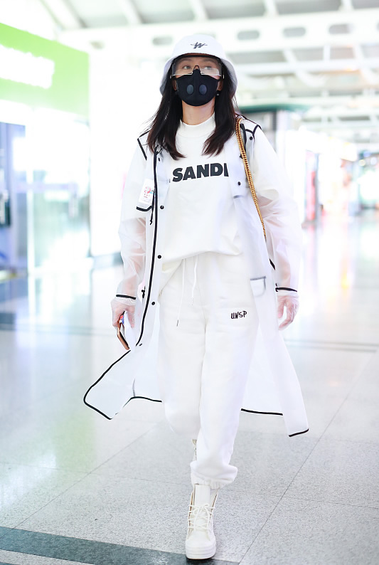 秦岚穿雨衣视频,秦岚白色雨衣图片