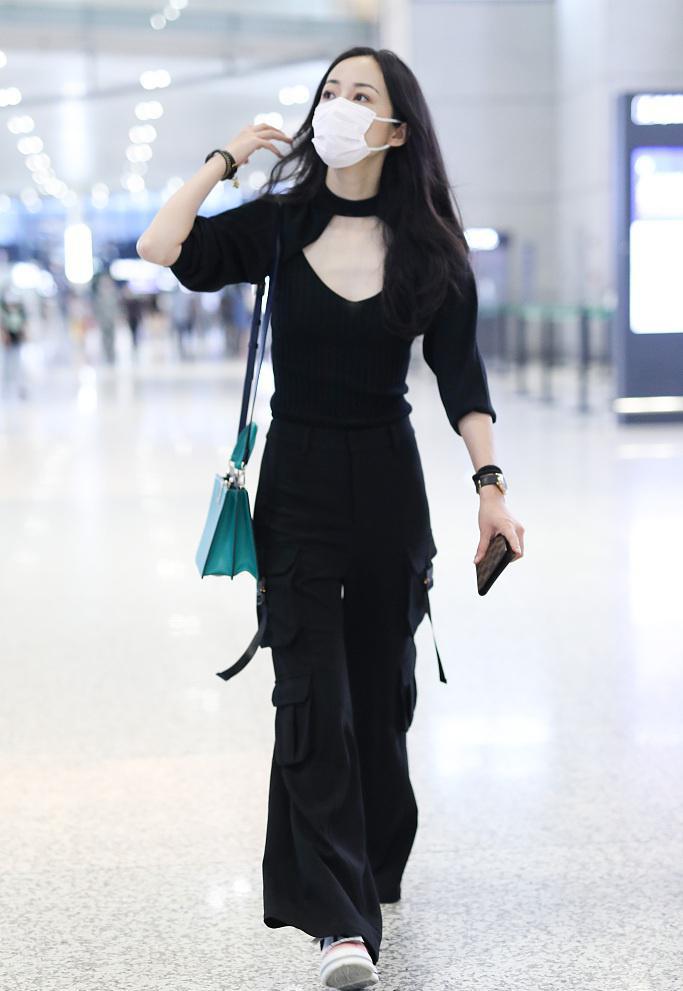 韩雪穿衣也不安分，硬在胸前“挖个洞”太大胆，不仅不俗还更性感