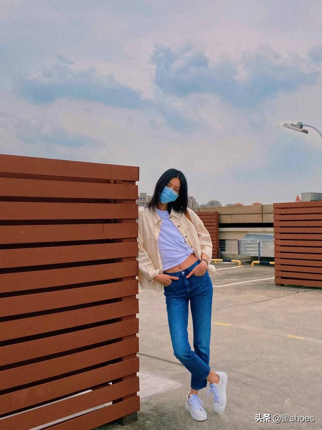 刘雯穿搭全靠小白鞋,刘雯穿的优衣库的绿色衬衣