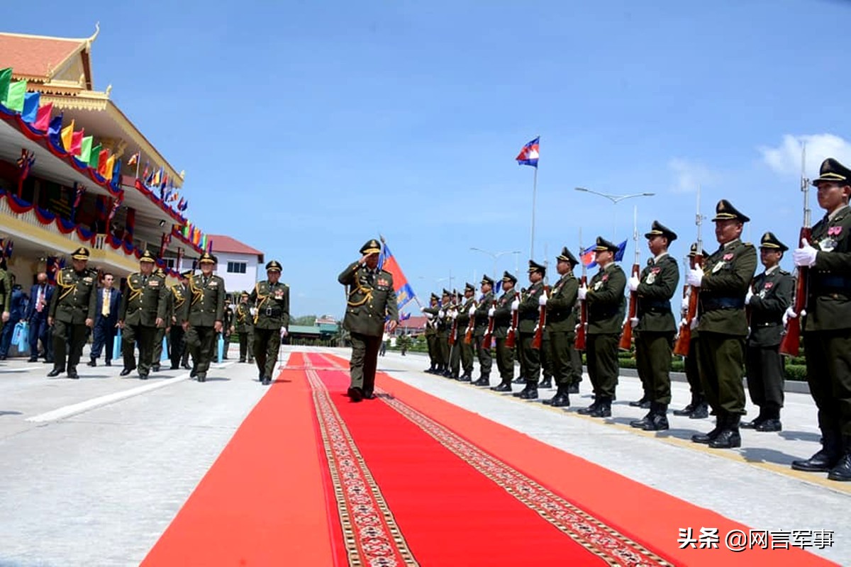 柬埔寨特种兵肌肉秀,柬埔寨援助装甲车