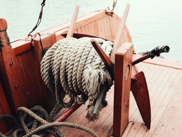 这里虽然风景如画人们生活的却很凄惨没日没夜的追着大船讨生活