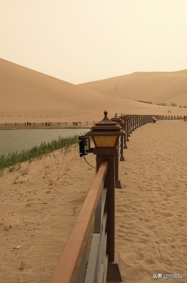 鸣沙山月牙泉堆满了游客,鸣沙山月牙泉景区