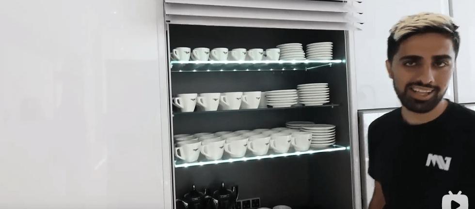 迪拜男子奋斗十年买下劳斯莱斯,迪拜小伙卖掉劳斯莱斯买法拉利