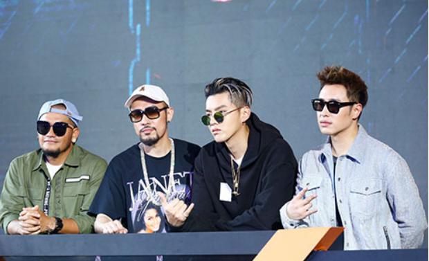 多情的潘玮柏:辜负张韶涵,亲吻selina,自爆交往“八国女友”