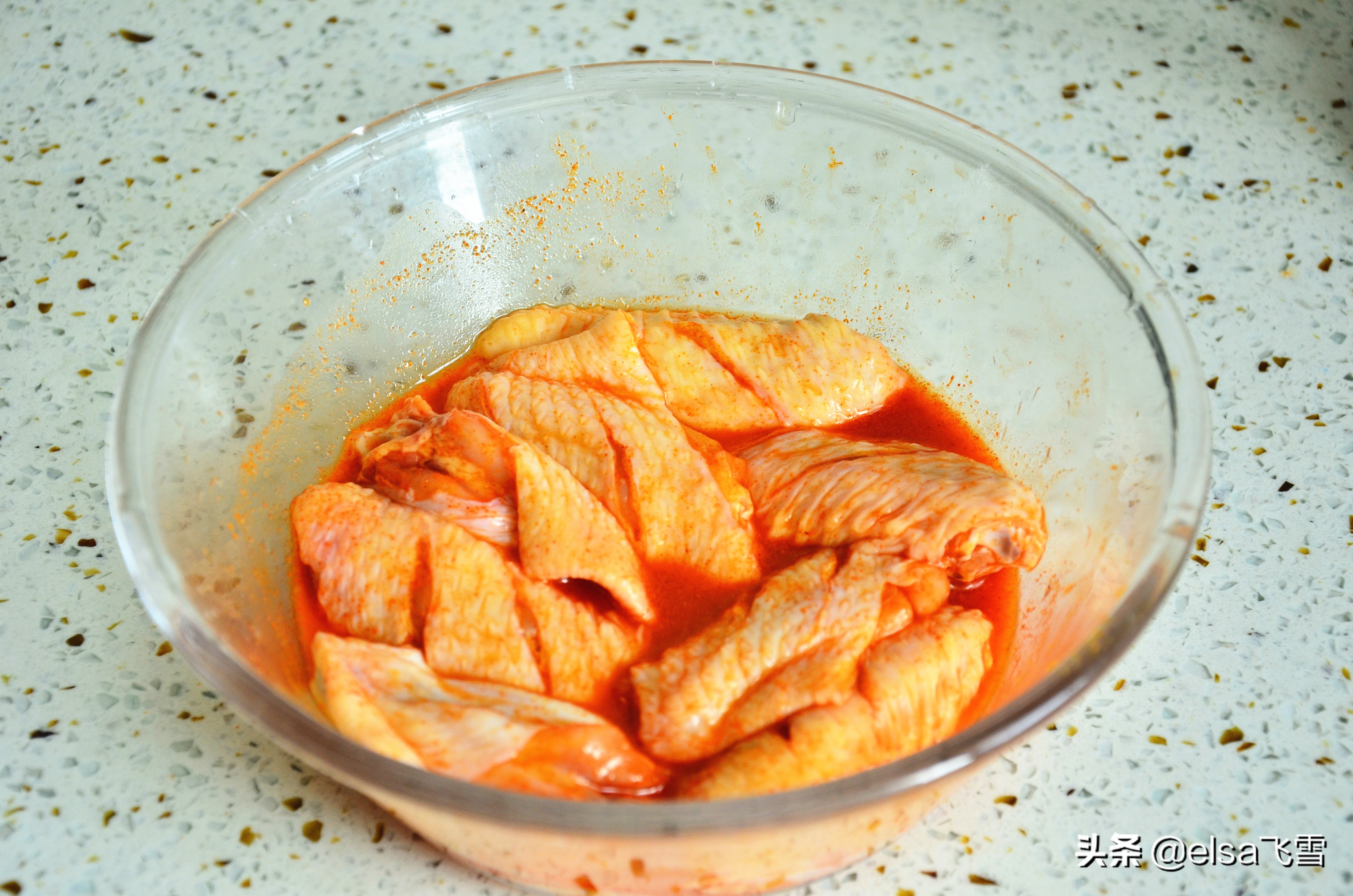 周末在家里做烤鸡翅,家庭做法的奥尔良烤翅