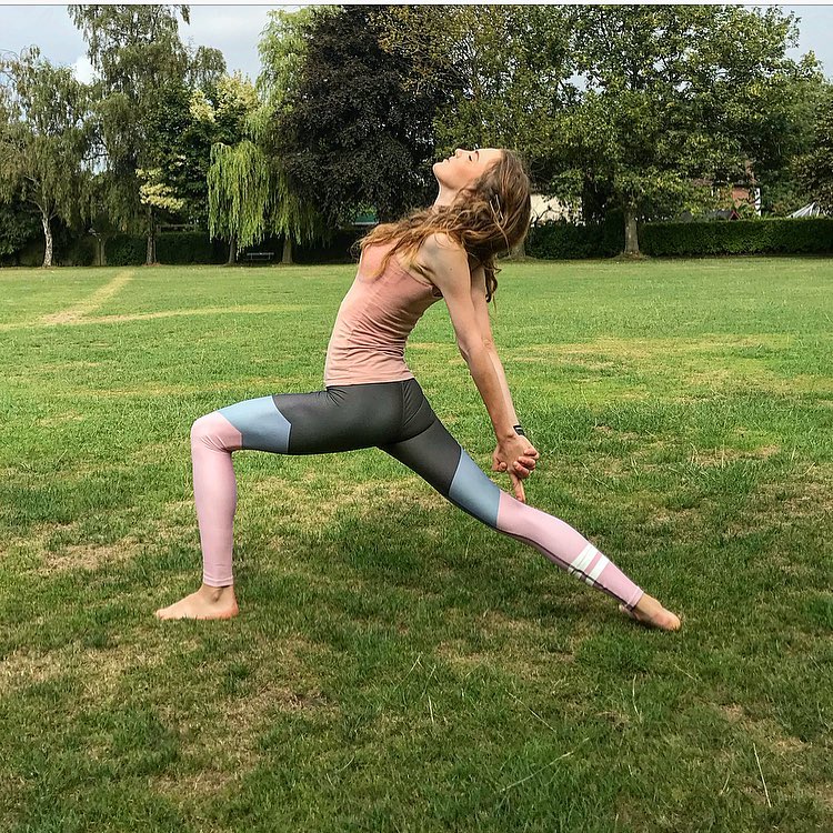 练胸部饱满不外扩最有效的瑜伽,紧实大腿和臀部瑜伽