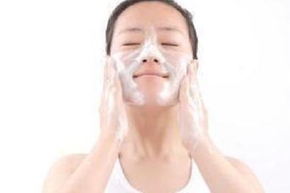 嘴巴抿起来有白色小颗粒怎么去除,抿嘴下巴颗粒怎么去除