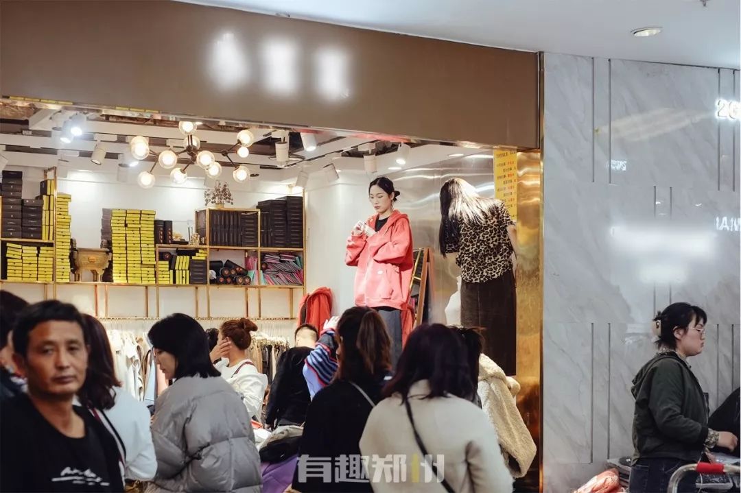 郑州银基商贸城，时尚和繁华背后，多的是你不知道的辛苦和忙碌