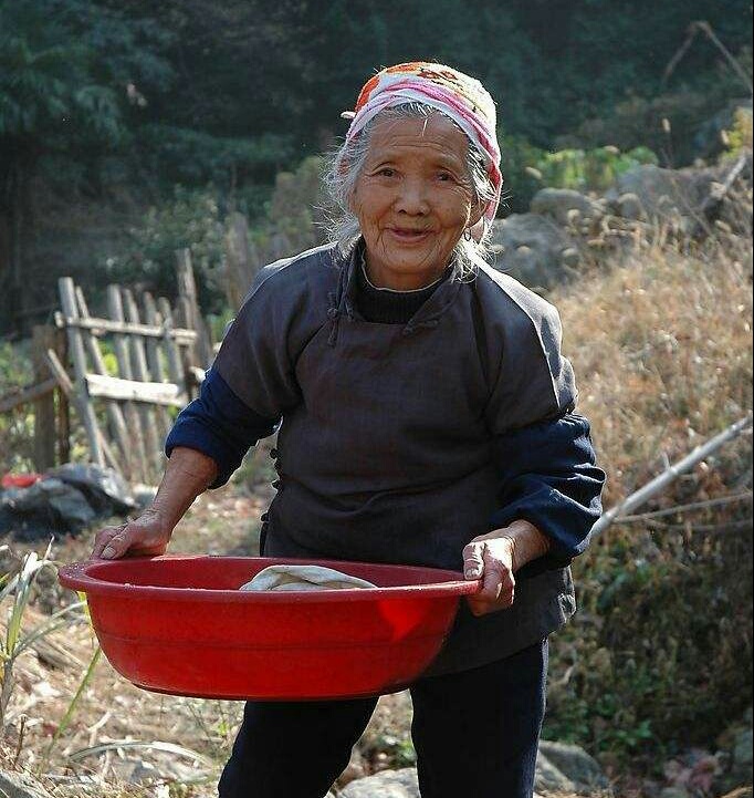 姥姥走了，家里两只老刺猬也死了，都说姥姥把福气带走了