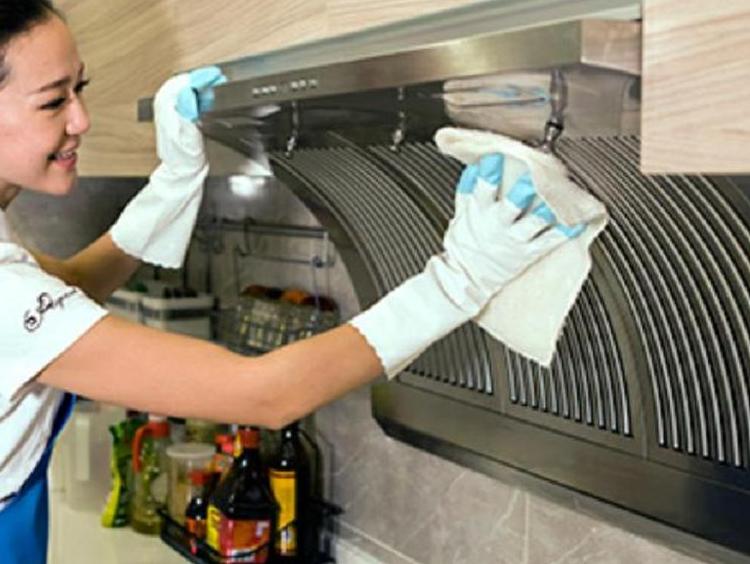 清洗油烟机一喷一擦轻松搞定,用什么洗剂清洗油烟机最快最干净